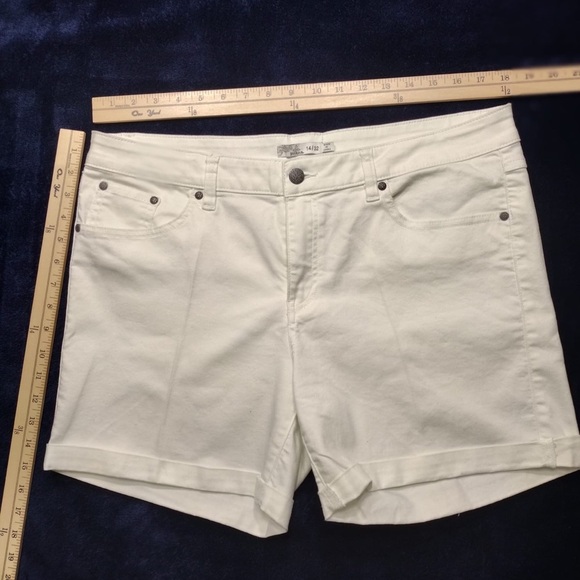 Prana Women's Cream Shorts size 14 pre owned Exellent condition. - Picture 5 of 5